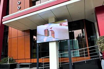 Cum a transformat un ecran LED de exterior fațada Pereflex într-o vitrină publicitară